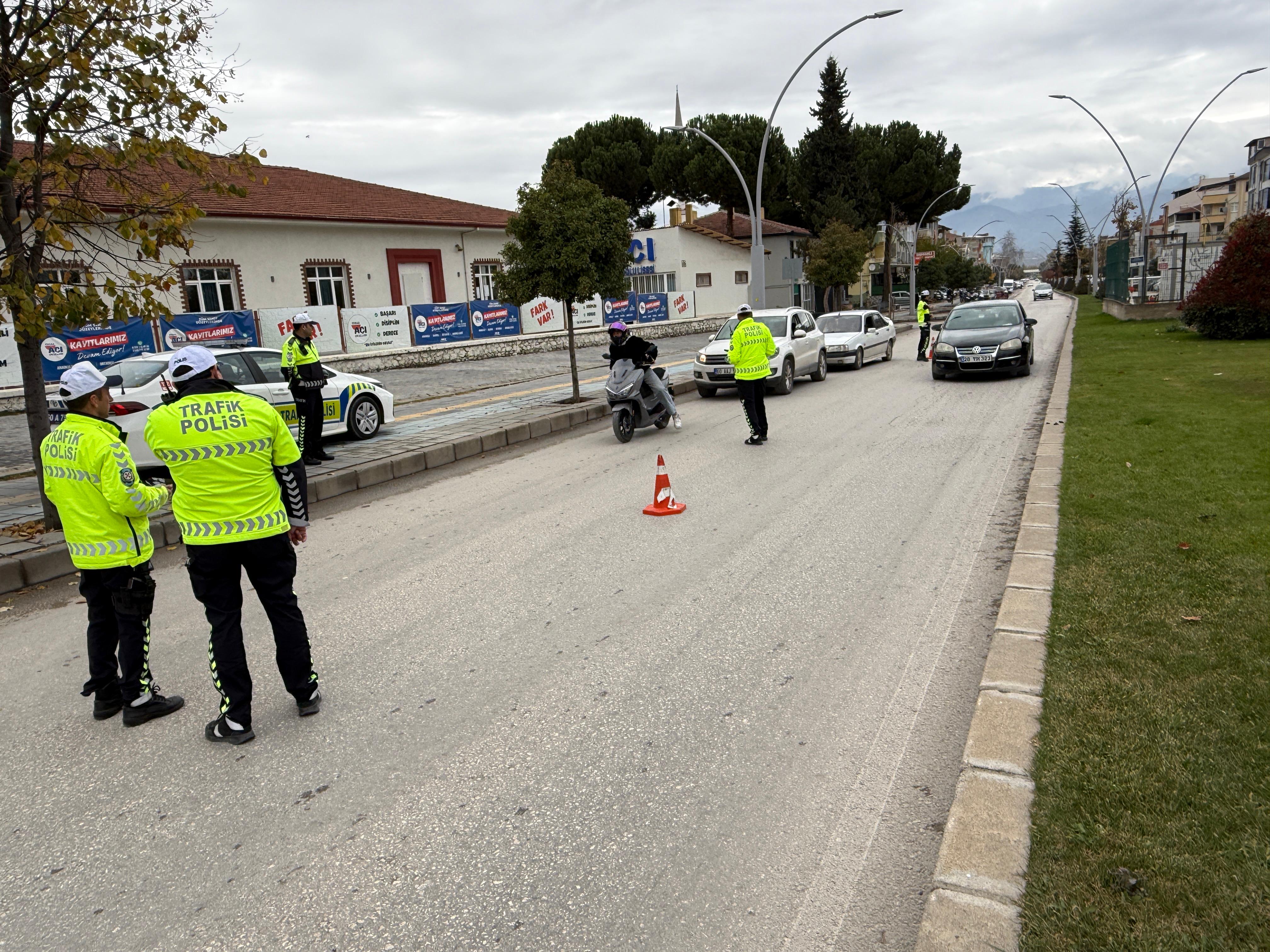 Erbaa’da Trafik Güvenliği Uygulaması: Kask ve Emniyet Kemeri Denetimi Yapıldı 