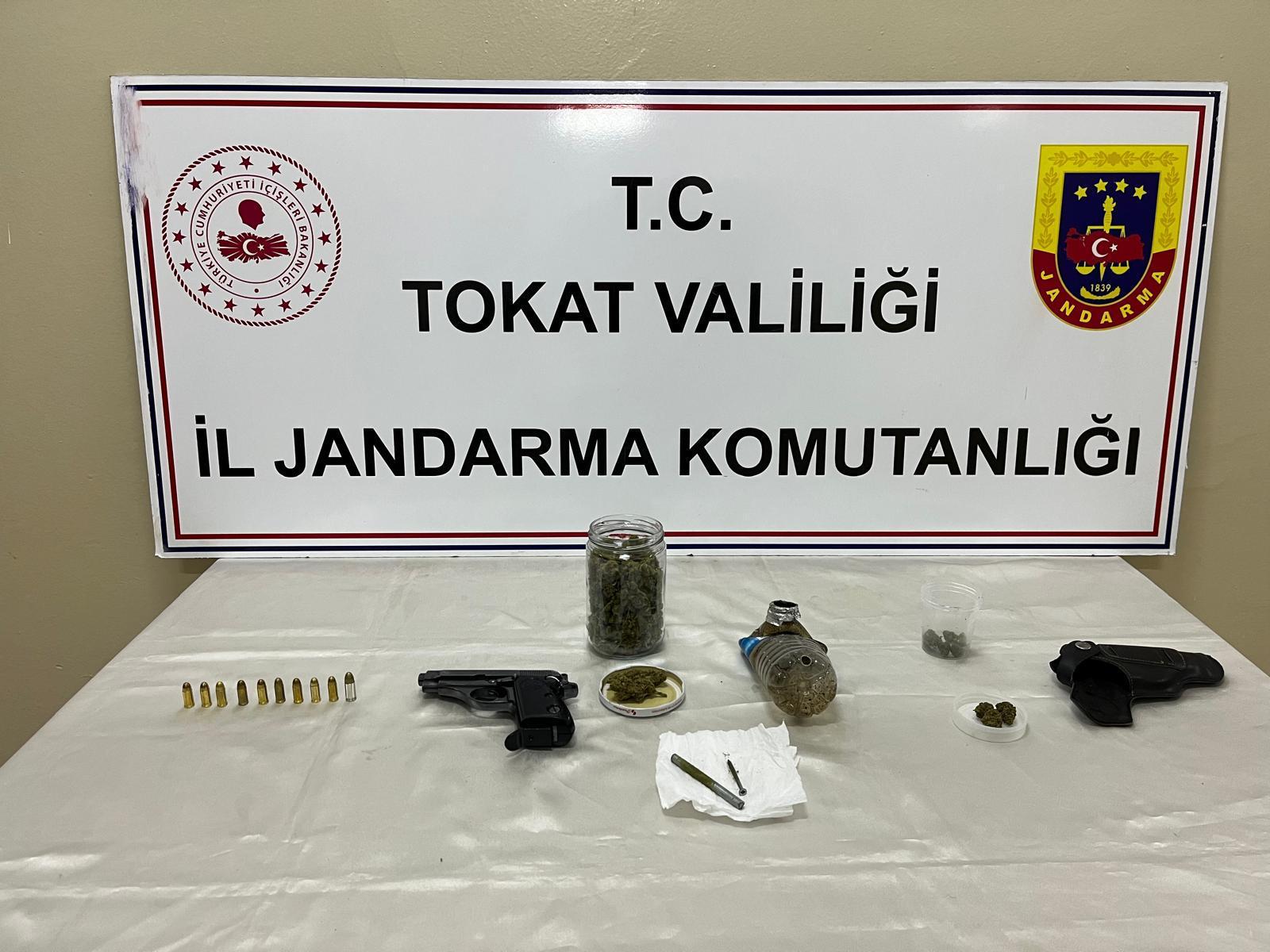 Erbaa’da Uyuşturucu ve Ruhsatsız Silah Operasyonu: 400 Gram Skunk Ele Geçirildi