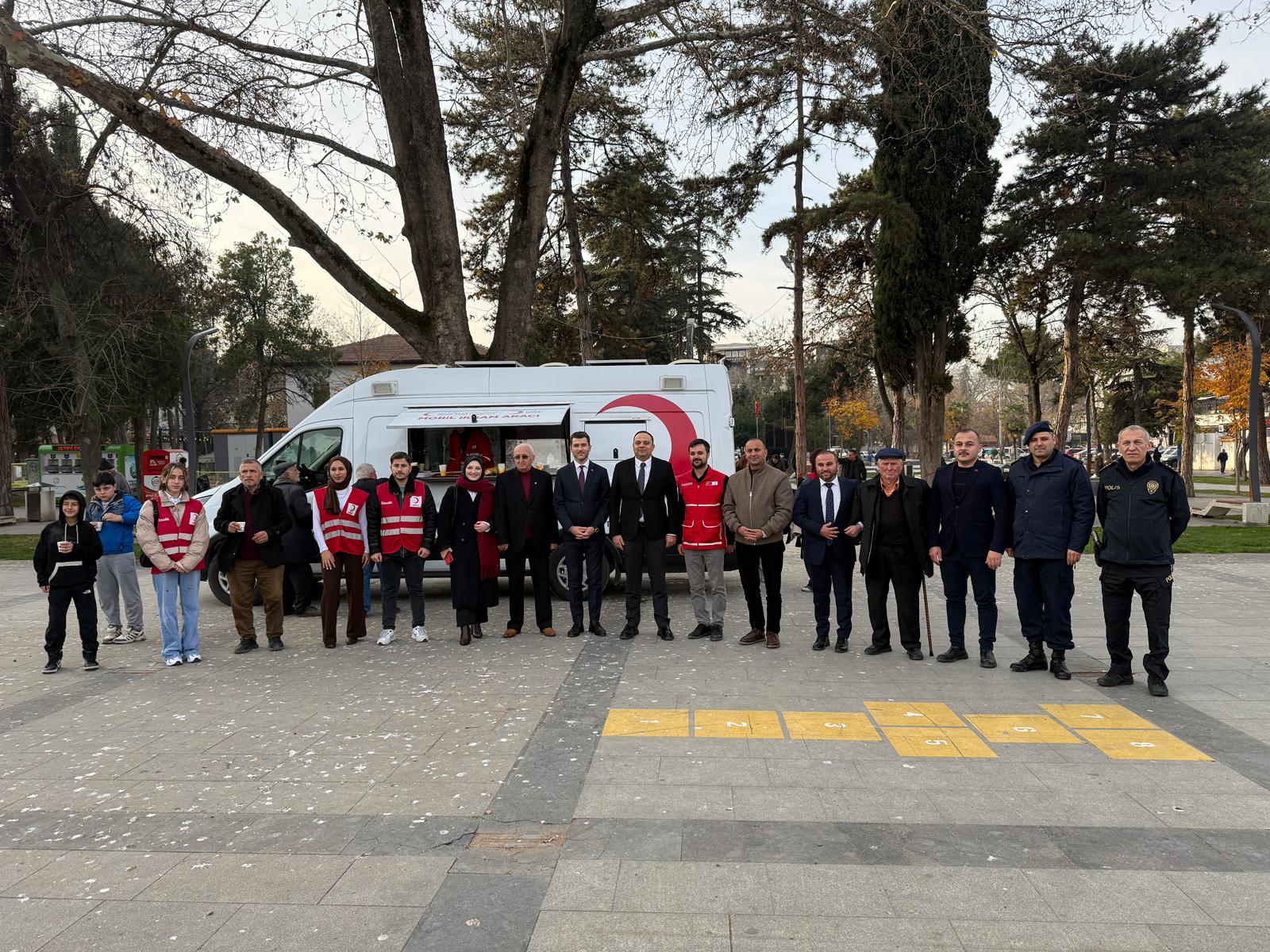 Erbaa Kaymakamı Dr. Remzi Demir, Türk Kızılayı Mobil İkram Aracını Ziyaret Etti